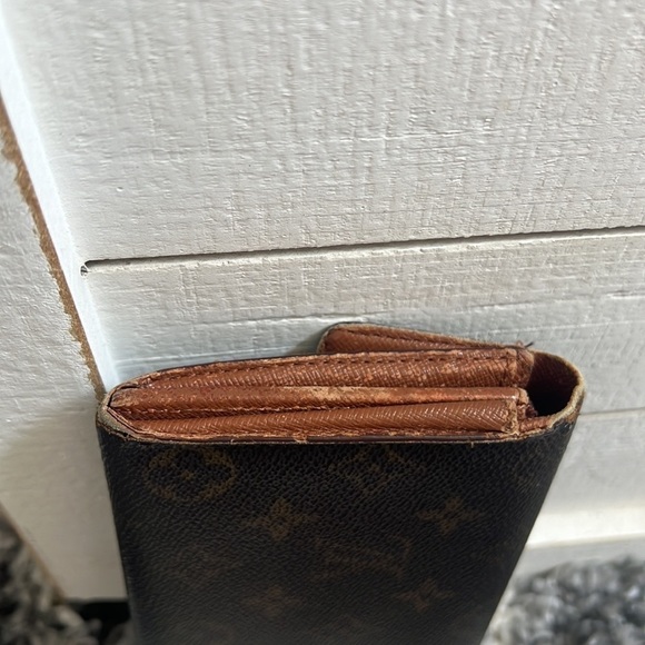 Louis Vuitton Women’s Brown Monogram Sarah Wallet w/ Snap Closure - Picture 3 of 13